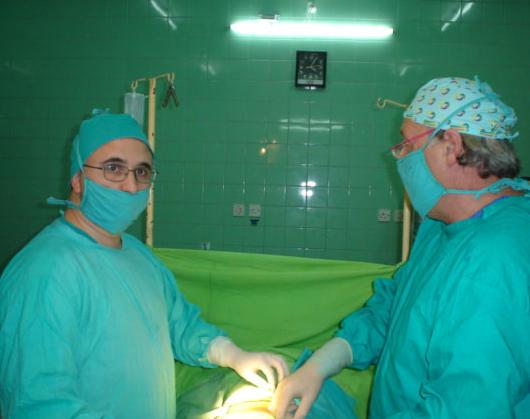 Foto del Dott. Andrea Favara in sala operatoria
